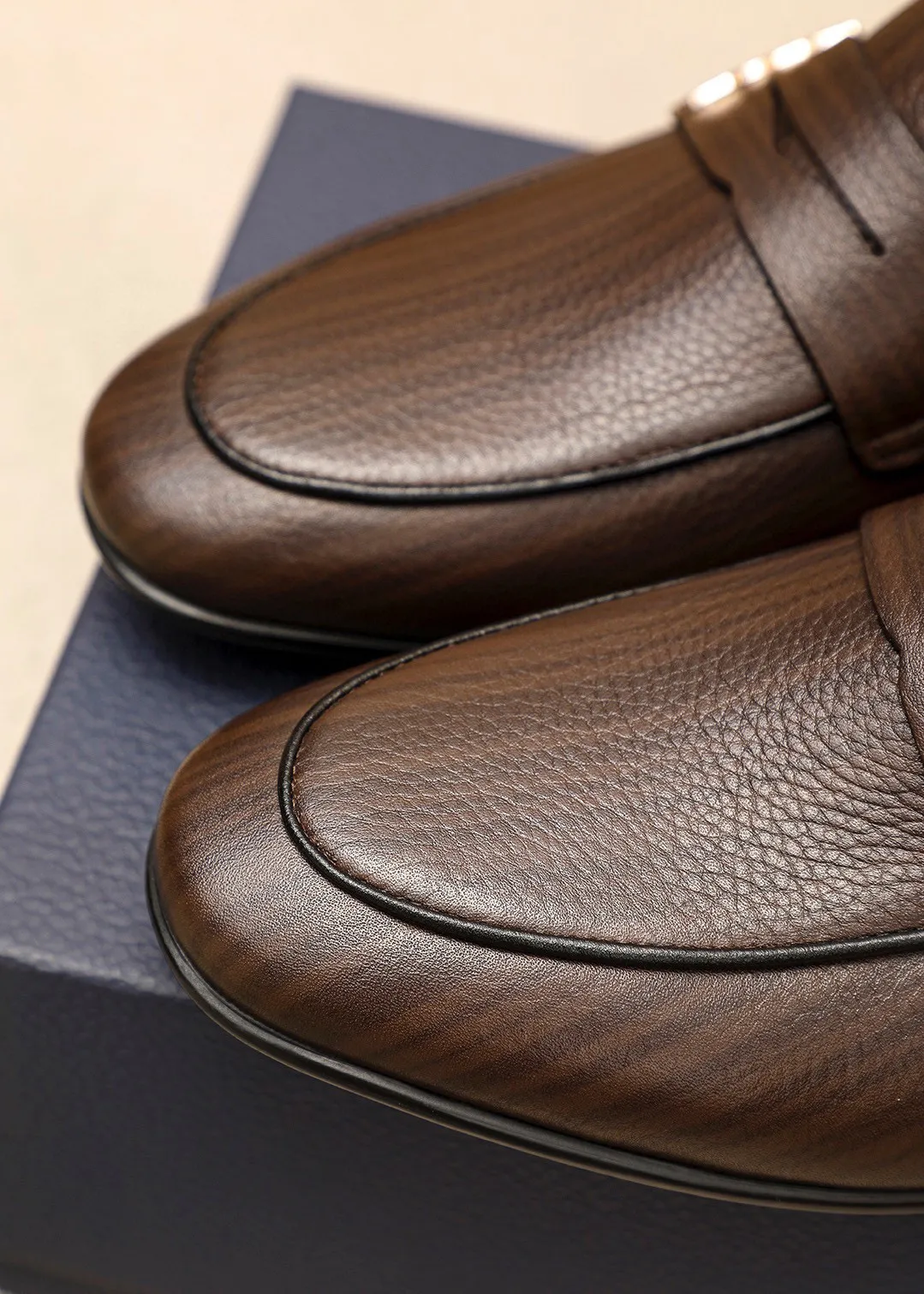 Men's shoes 💰442 💐 Product trademark: Dior "Dior" casual leather shoes Regular size: 38-44 (45🉑️customized) Product materials: Selected first-layer pebbled cowhide leather upper imported from Italy, imported water-dyed 🐂 cowhide lining. Strong three-dimensional visual effect, rubber outsole Color: 1⃣️color optional